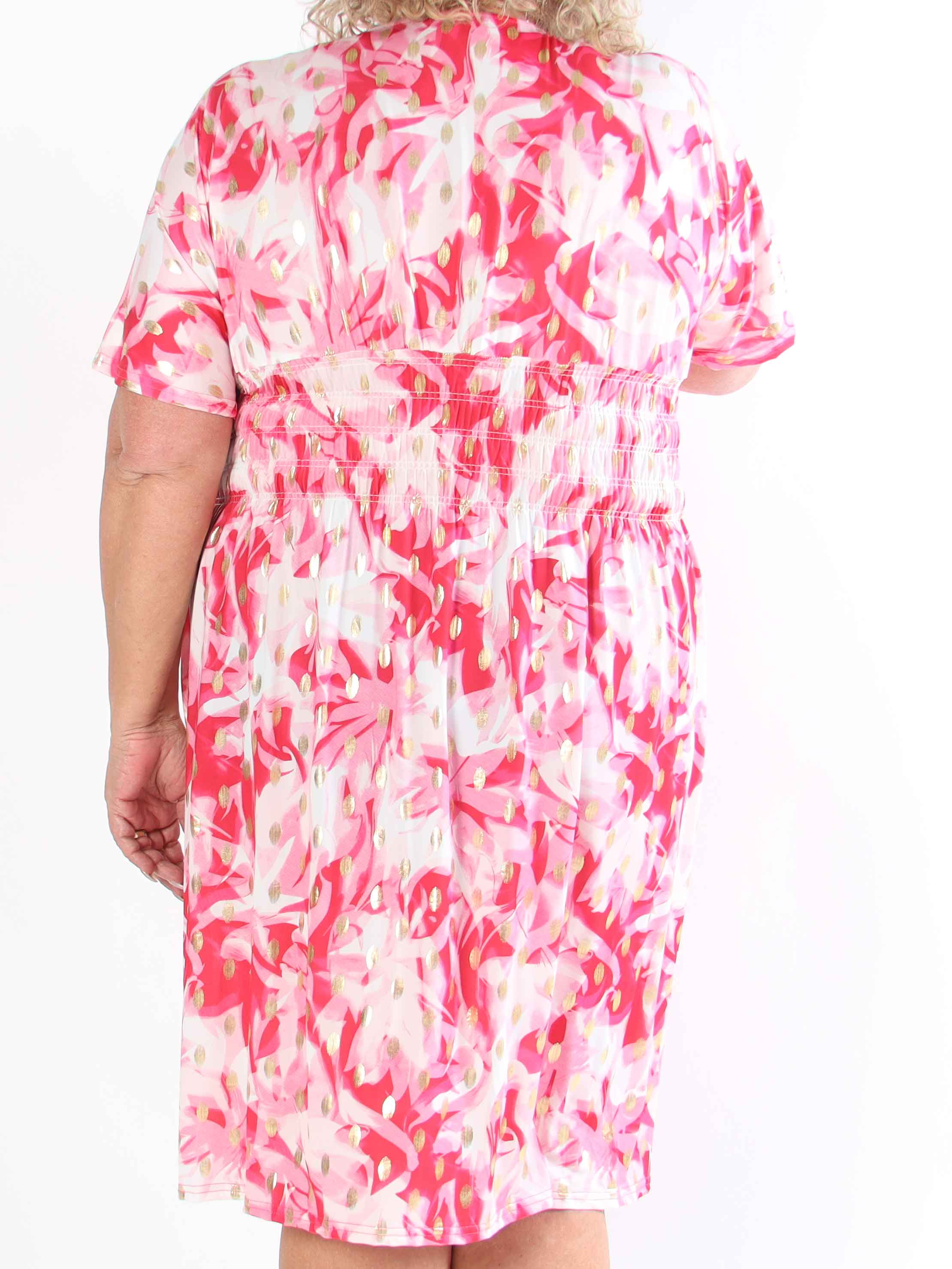 Pams Vacay Short - Mønstret elastisk plus size kjole med smock i taljen